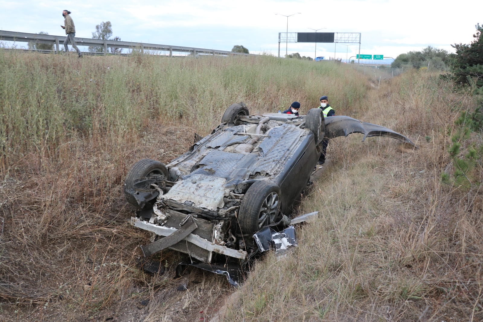 TEM’de Bariyerleri Parçalayan Otomobil Şarampole Devrildi: 5 Yaralı