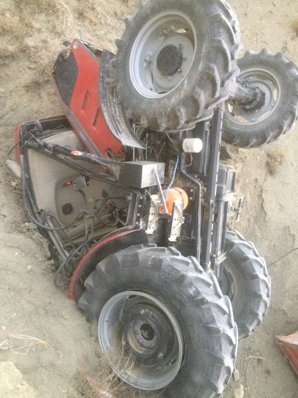 Devrilen traktörün altında kaldı: 1 ölü