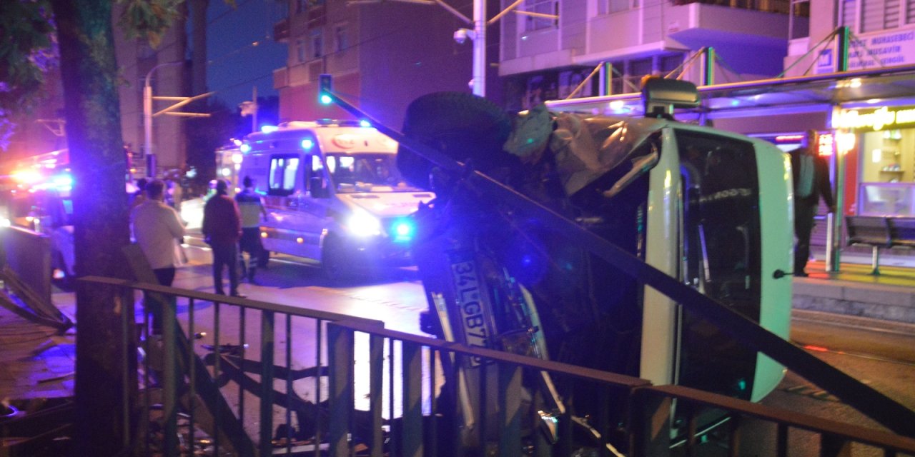 Güngören’de servis minibüsü tramvay yoluna devrildi