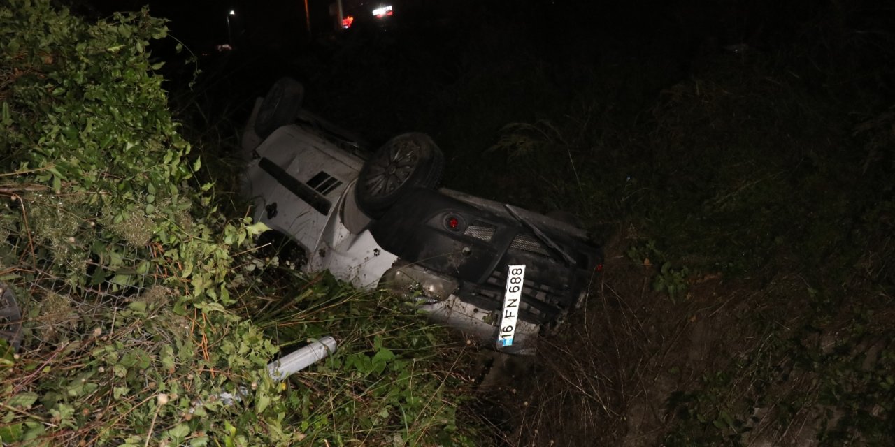 TEM’de kontrolden çıkan araç su kanalına uçtu: 2 yaralı