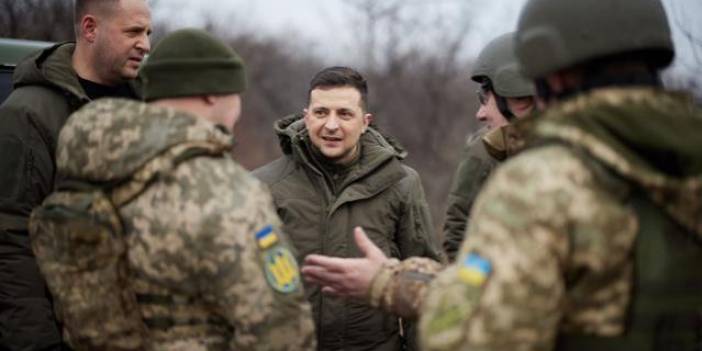 Son Dakika! Ukrayna Devlet Başkanı Zelenskiy ülke çapında sıkıyönetim ilan etti