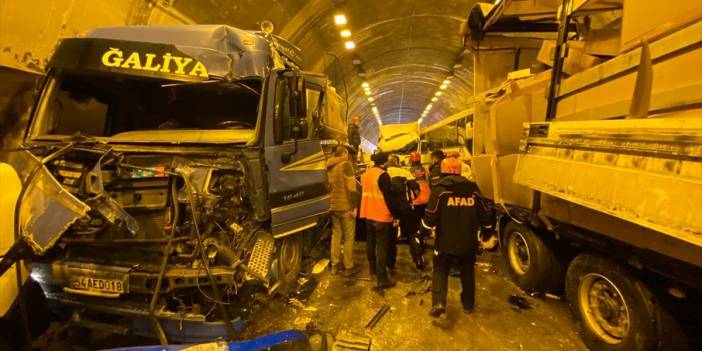 Bolu Dağı Tüneli'nde 18 Aracın Karıştığı Zincirleme Kazada 17 Kişi Yaralandı