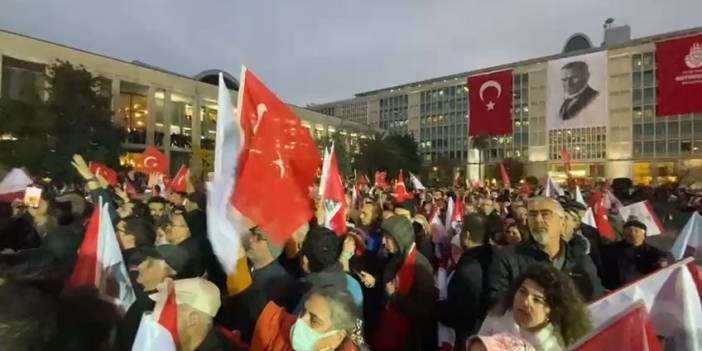İmamoğlu’na siyasi yasak geldi, Saraçhane ‘hükümet istifa’ diye inledi