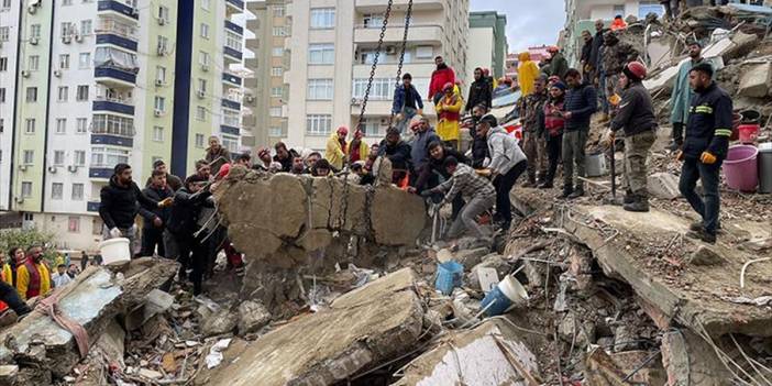 Adana'da Yıkılan Apartmanlarda Arama Kurtarma Çalışmaları Sürüyor