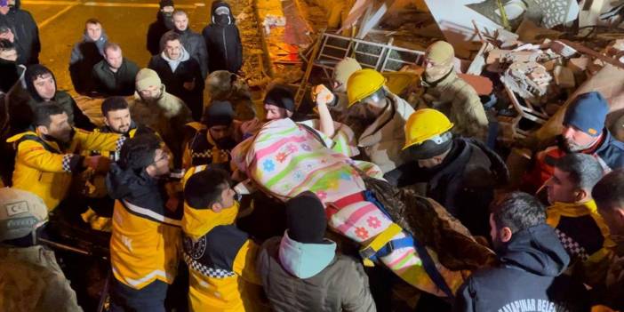 Diyarbakır'da Yıkılan Binanın Enkazından Yaklaşık 16 Saat Sonra Bir Kadın Kurtarıldı