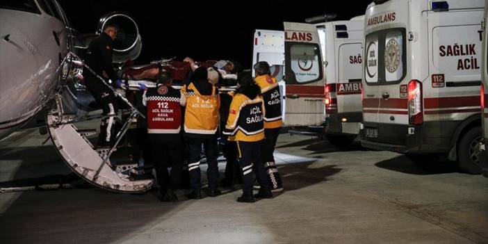 Deprem Bölgesinde Yaralanan 4 Kişi Daha Ambulans Uçakla Ankara'ya Getirildi