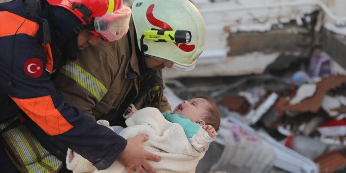 Hatay'da Anne Ve Bebeği Depremden 29 Saat Sonra Enkazdan Sağ Çıkarıldı