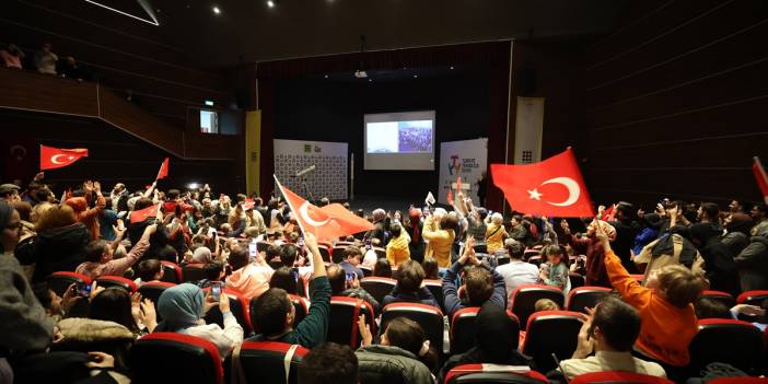 Türkiye'nin İlk Uzay Yolculuğunu Vatandaşlar Planetaryumlarda Ve Bilim Merkezlerinde Coşkuyla İzledi