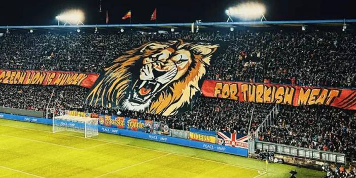 Prag tribünlerinden Türkiye için çirkin pankart