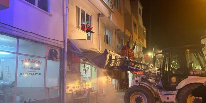 Denizli Tavas'ta Chp Binasında Balkonun Çökmesi Sonucu 18 Kişi Yaralandı