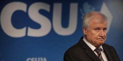 ALMANYA'DA SEEHOFER DE GÖREVİ BIRAKIYOR