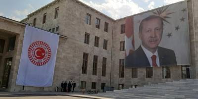 TBMM'ye Erdoğan Posteri