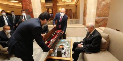 Bahçeli'ye Meclis'te Sürpriz Hediye!