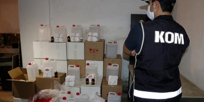 İzmir'de Bir Depoda Yaklaşık 5 Ton Etil Alkol Ele Geçirildi