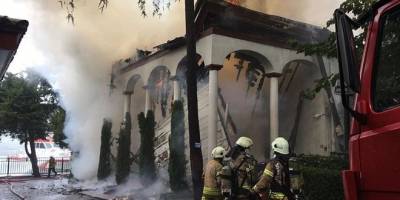 Tarihi Vaniköy Camii’nde çıkan yangın söndürüldü