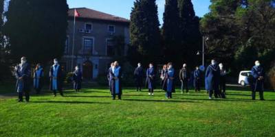 Devir teslim törenini sırtlarını dönerek protesto ettiler