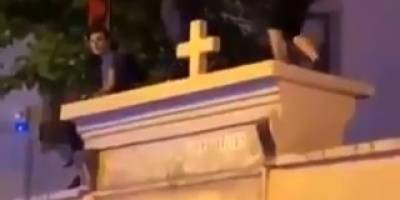 Kilise Duvarı Üzerinde Eğlence, Kadıköylüleri Kızdırdı