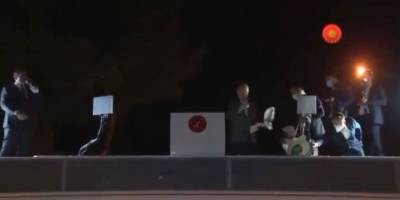 Erdoğan, otobüsten de çay dağıttı