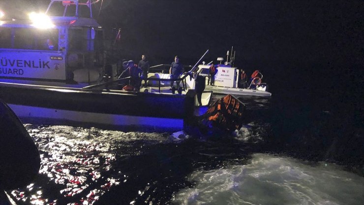 Balıkesir'in Ayvalık İlçesi Açıklarında Göçmenleri Taşıyan Tekne Battı