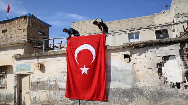 Saldırıda Hasar Gören Evine Türk Bayrağı Asma Talebini, AA Ekipleri Yerine Getirdi