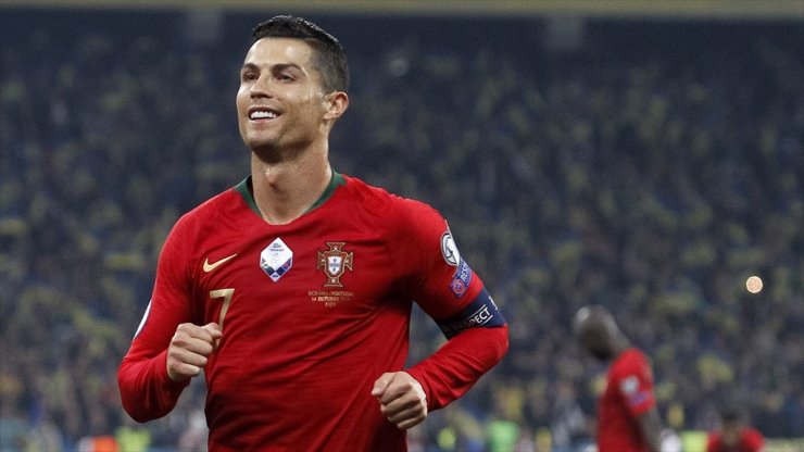 Portekizli Yıldız Futbolcu Cristiano Ronaldo, Milenyum Futboluna Damga Vuruyor