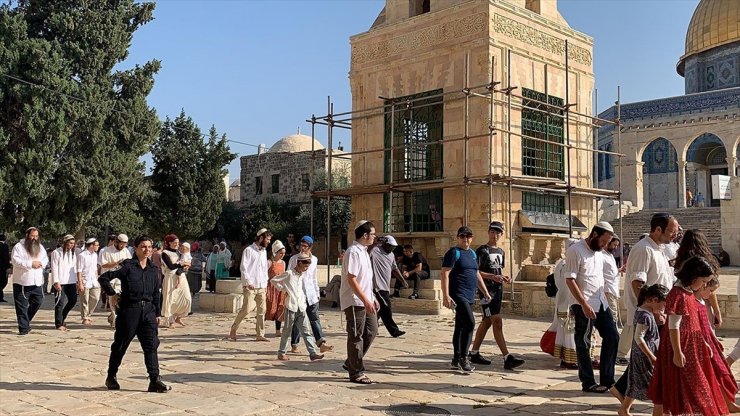 Doğu Kudüs'te Bulunan Mescid-İ Aksa'ya Düzenlediği Baskına İsrail Polisi Eşlik Etti