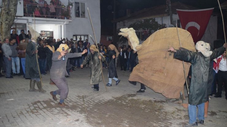 Deve Olup Gençleri Askere Uğurladılar