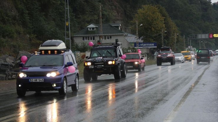 Meme Kanserine Dikkat Çekmek İçin Pembe Balonlarla Süsledikleri Araçlarıyla Konvoy Oluşturdu