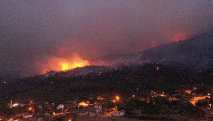 Aydın'ın Çine ilçesinde yangın bölgesi drone ile görüntülendi