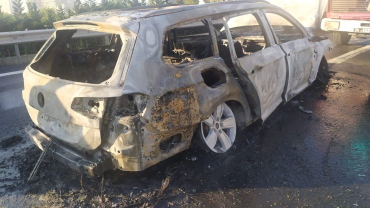Bağcılar’da lüks otomobil küle döndü