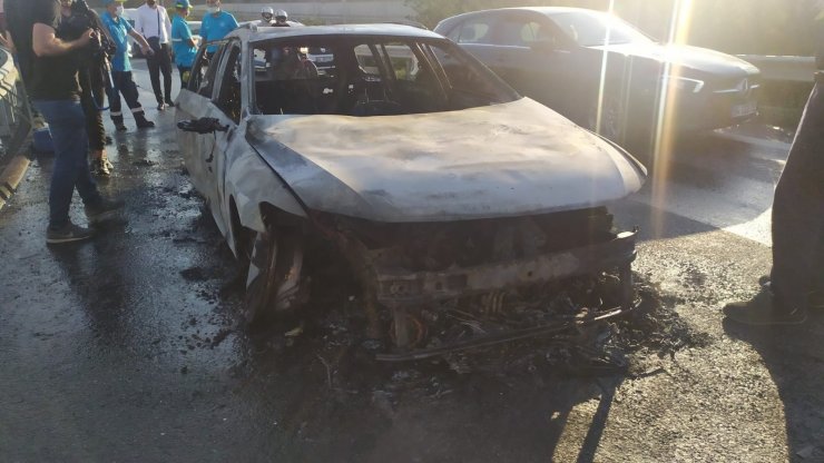 Bağcılar’da lüks otomobil küle döndü