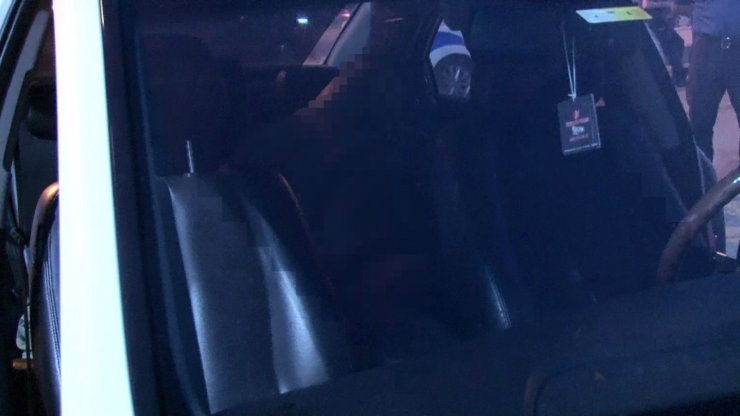 Pendik Sahil Yolunda Park Halindeki Otomobilden Ceset Çıktı