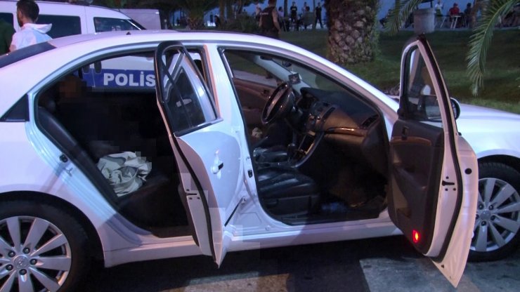 Pendik Sahil Yolunda Park Halindeki Otomobilden Ceset Çıktı