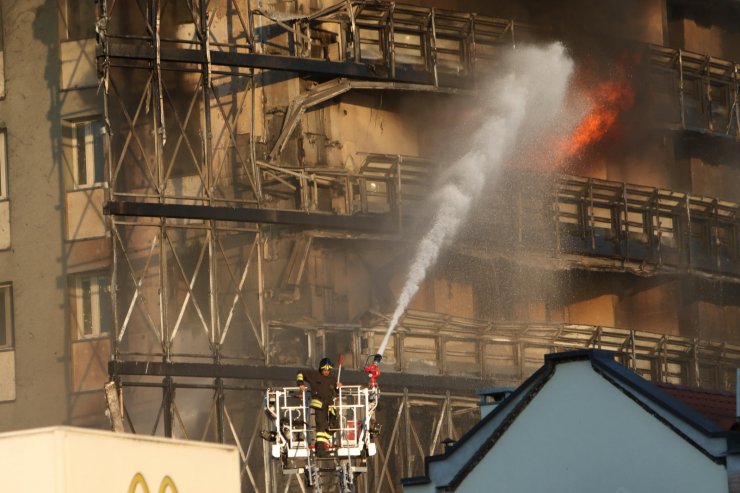 İtalya’da 15 katlı binada korkutan yangın