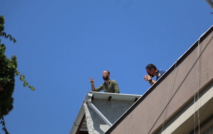 Temaslı adam çatıda polise 7 saat ecel terleri döktürdü