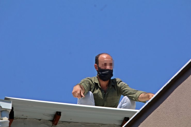 Temaslı adam çatıda polise 7 saat ecel terleri döktürdü