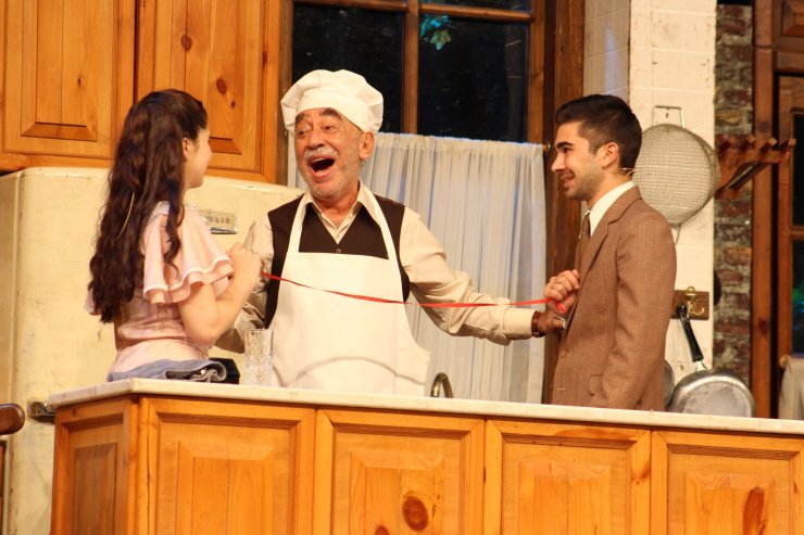 Usta oyuncu Şener Şen’den Meydan Tiyatrosu