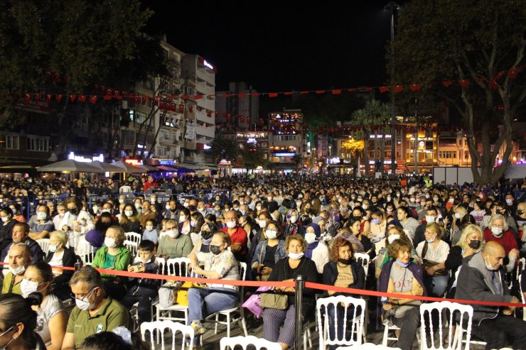 Usta oyuncu Şener Şen’den Meydan Tiyatrosu