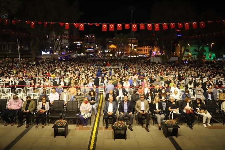 Usta oyuncu Şener Şen’den Meydan Tiyatrosu