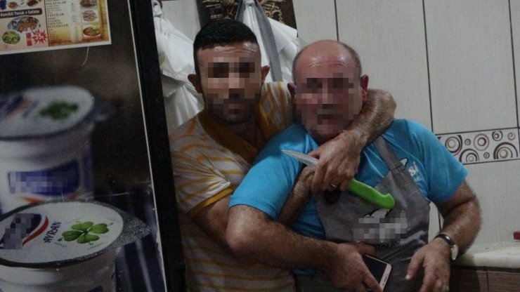 Antalya'nın Manavgat ilçesinde Garson Ustabaşını Rehin Aldı