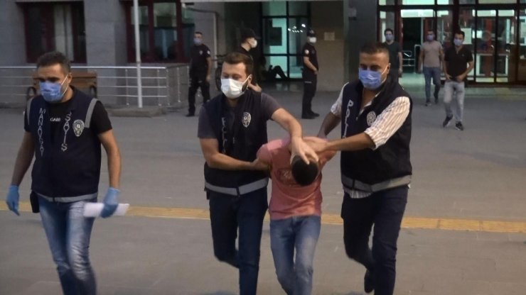 Antalya'nın Manavgat ilçesinde Garson Ustabaşını Rehin Aldı