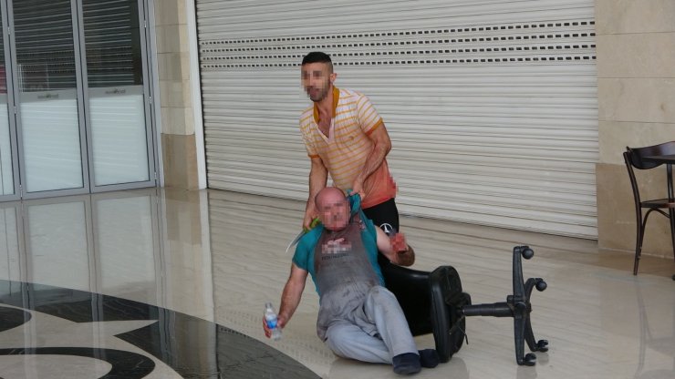 Antalya'nın Manavgat ilçesinde Garson Ustabaşını Rehin Aldı