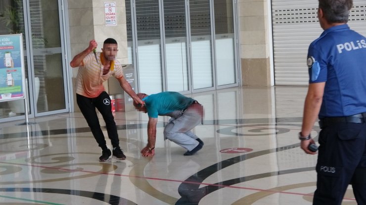 Antalya'nın Manavgat ilçesinde Garson Ustabaşını Rehin Aldı