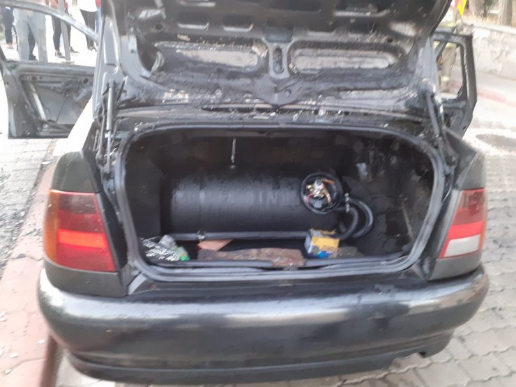 Balıkesir'in Bandırma ilçesinde Park Halindeki Araç Alev Alev Yandı