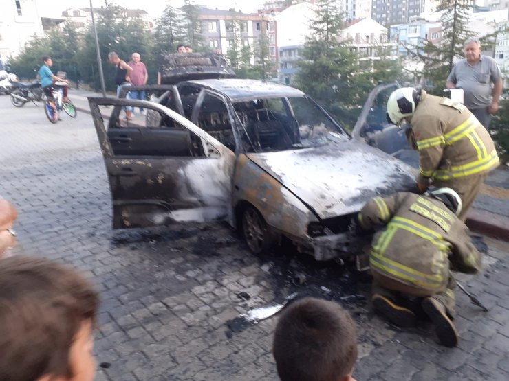 Balıkesir'in Bandırma ilçesinde Park Halindeki Araç Alev Alev Yandı