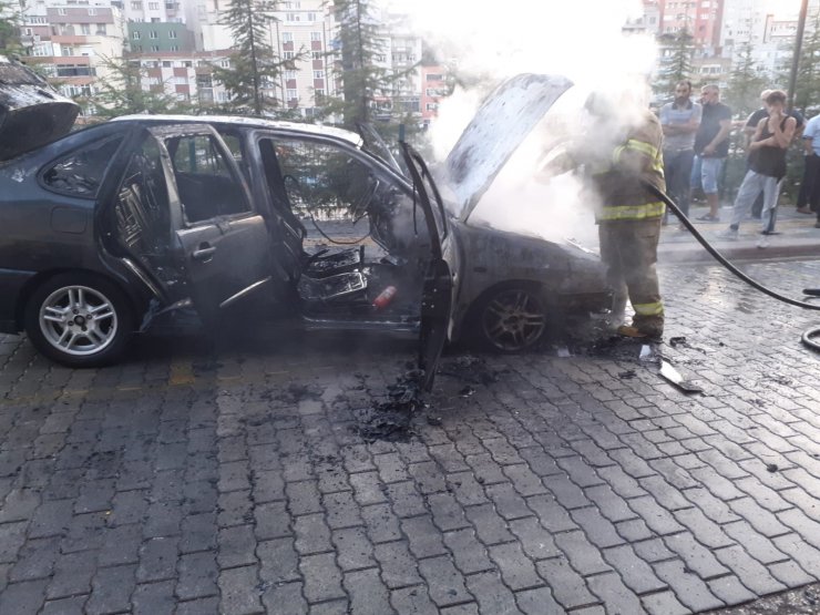 Balıkesir'in Bandırma ilçesinde Park Halindeki Araç Alev Alev Yandı