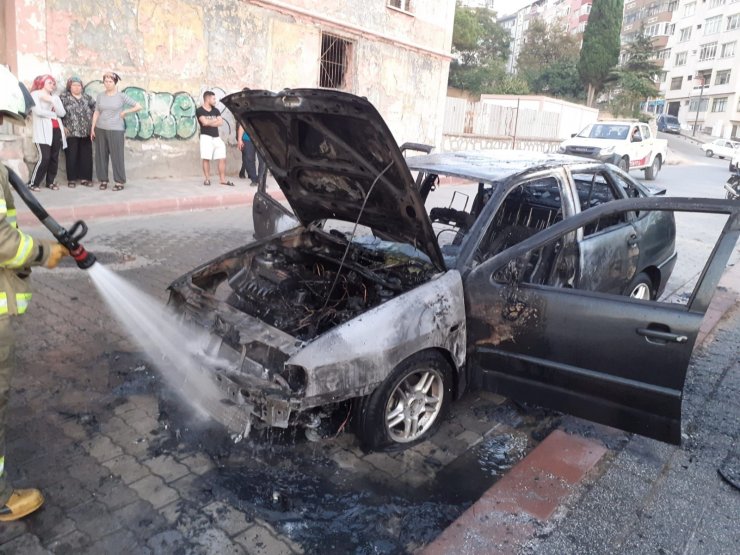 Balıkesir'in Bandırma ilçesinde Park Halindeki Araç Alev Alev Yandı