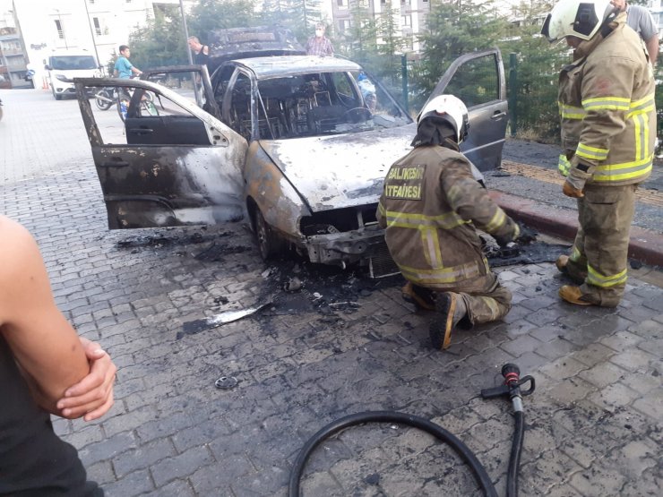 Balıkesir'in Bandırma ilçesinde Park Halindeki Araç Alev Alev Yandı