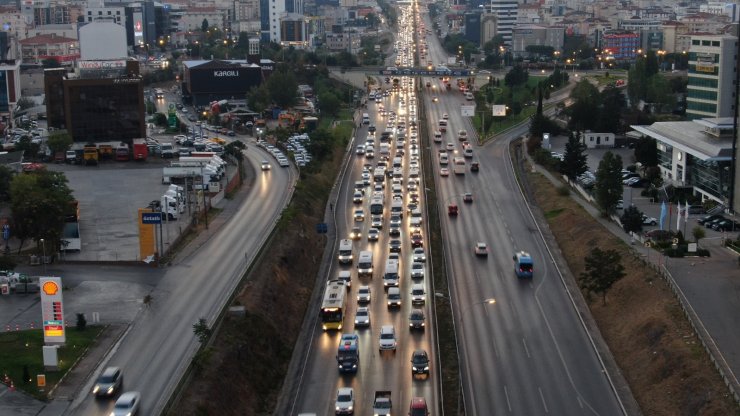 İstanbul haftaya yoğun trafikle başladı