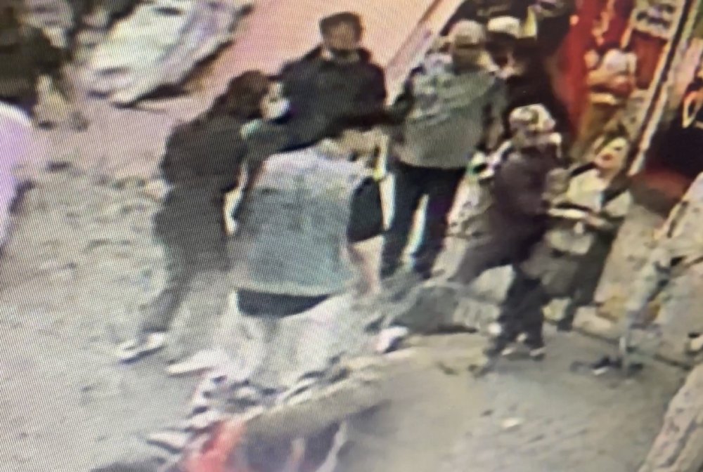 Başından vurduğu hamile eşini kucağında caddeye taşıdı